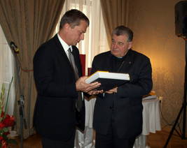 Kardinál Duka přebírá výtisk Cyrilometodějské bible.