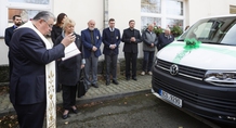 Kardinál požehnal mikrobus pro nemocnici